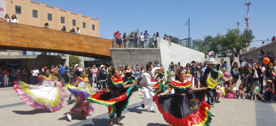 El Consulado de Colombia hace presencia y apoya el Carnaval Multicultural en la Biblioteca de Santiago 
