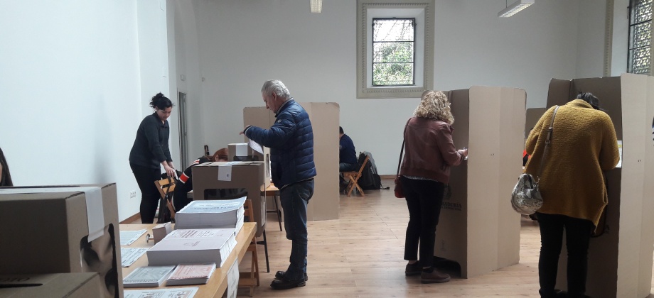 Consulado de Colombia en Sevilla inició jornada final del proceso electoral en el exterior para Congreso y consultas interpartidistas 2018