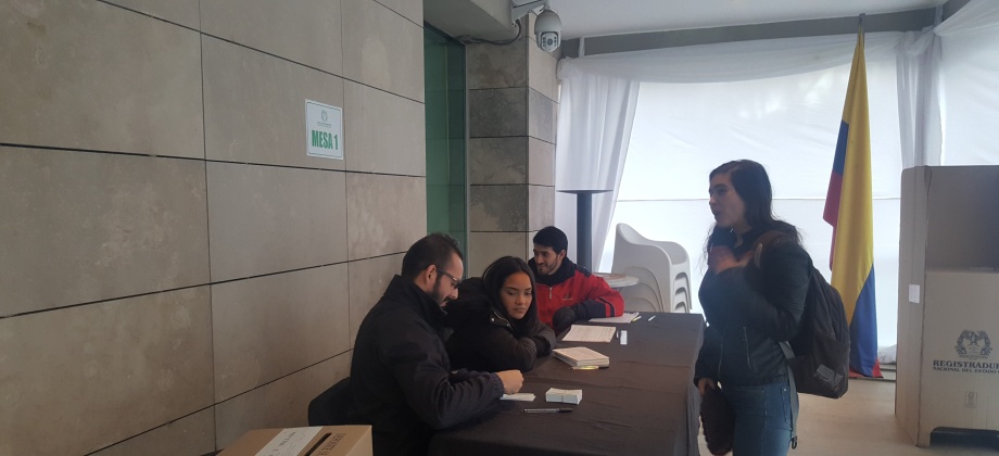 Inició la jornada electoral presidencial 2018 para la segunda vuelta en el Consulado de Colombia en Santiago de Chile