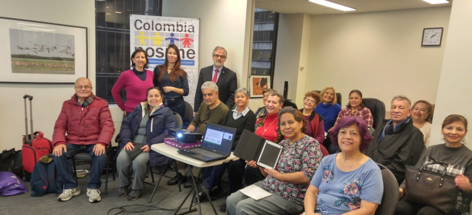 Adultos mayores aprendieron a usar computadores, tabletas, teléfonos inteligentes e internet en taller organizado por el Consulado de Colombia en Toronto