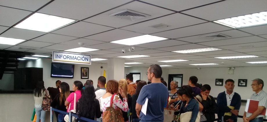 Colombianos en Valencia acogieron positivamente invitación para realizar sus trámites durante el Sábado Consular