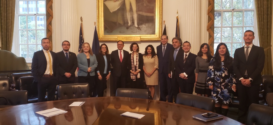 La Cónsul General Susana Berenguer participó en un encuentro informativo sobre la norma de ‘carga pública’, a cargo de la Comisionada para asuntos del inmigrante