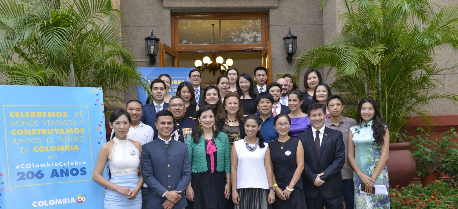 En la sede diplomática, se realizó la recepción conmemorativa del aniversario 206 de la Independencia de Colombia, con una asistencia aproximada de 500 personas, entre los que se encontraban los jefes de Misiones Diplomáticas, Agregados Militares de América Latina y el Caribe, representantes del Gobierno e instituciones chinas, empresarios, periodistas de reconocidos medios nacionales chinos, y colombianos residentes en Beijing