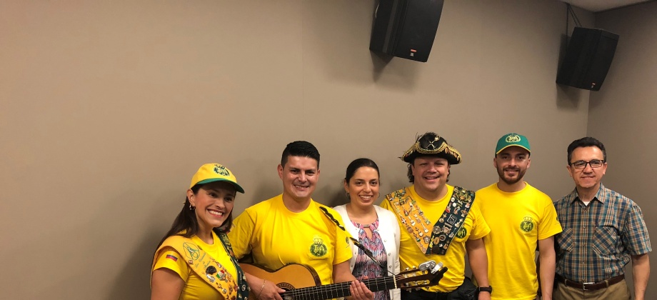 La Cónsul de Colombia en Boston acompañó a la Tuna de La Universidad de América durante una entrevista radial en la que invitaron a la noche Tuna en el David Friend Recital Hall