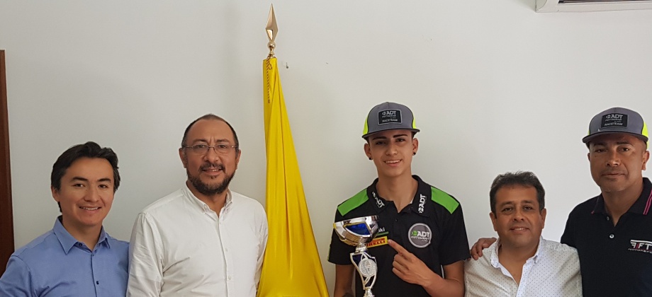 Consulado de Colombia en Palma de Mallorca recibió al piloto colombiano Pablo Nicolás Echeverry Isaza 