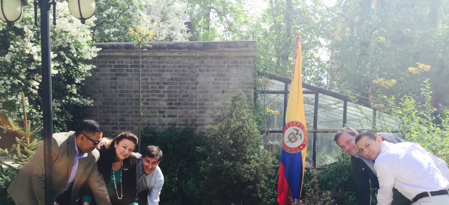 “Ahora Vamos a Sembrar la Paz": 9 de abril de 2016 - Día de la Memoria y Solidaridad con las víctimas del Conflicto Armado en China