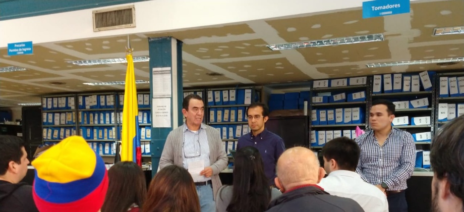 Trámites como reconocimiento de firmas, pasaportes, registros y cedulación fueron atendidos en la jornada móvil en Rosario organizada por el Consulado en Buenos Aires