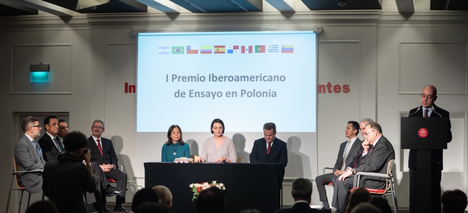 La Embajada de Colombia en Polonia participó en la ceremonia de entrega de galardones de la primera edición del ‘Premio Iberoamericano de Ensayo’