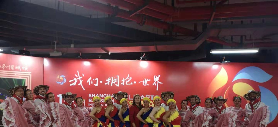 La Cónsul Luz Helena Echeverry acompañó al grupo colombiano de danza Ikubambaya en la apertura del Festival Internacional de Artes y Cultura de Baoshan