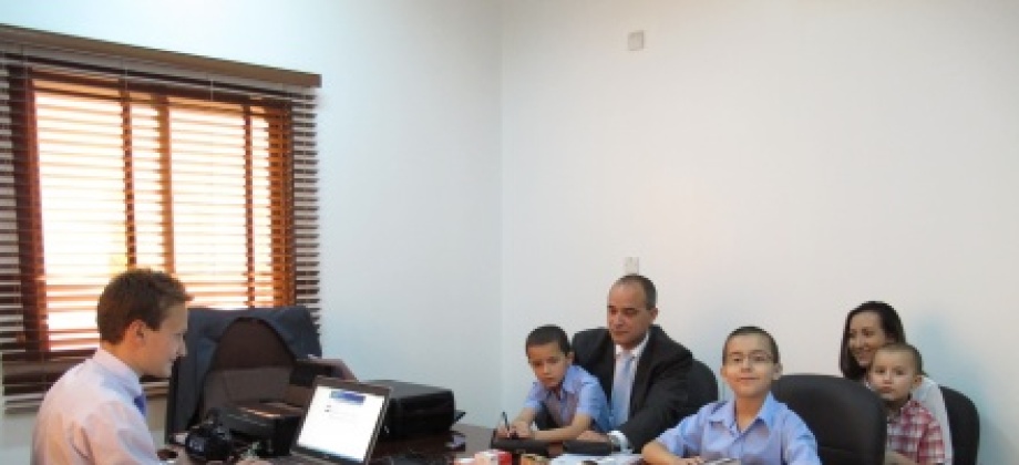 La Embajada de Colombia, acreditada ante el Gobierno de los Emiratos Árabes Unidos - EAU, tuvo oportunidad de programar y llevar a cabo su primer Consulado Móvil en otro país del Golfo Arábigo, más exactamente en la ciudad de Doha (capital de Catar ó Qatar como se conoce a este país en inglés).