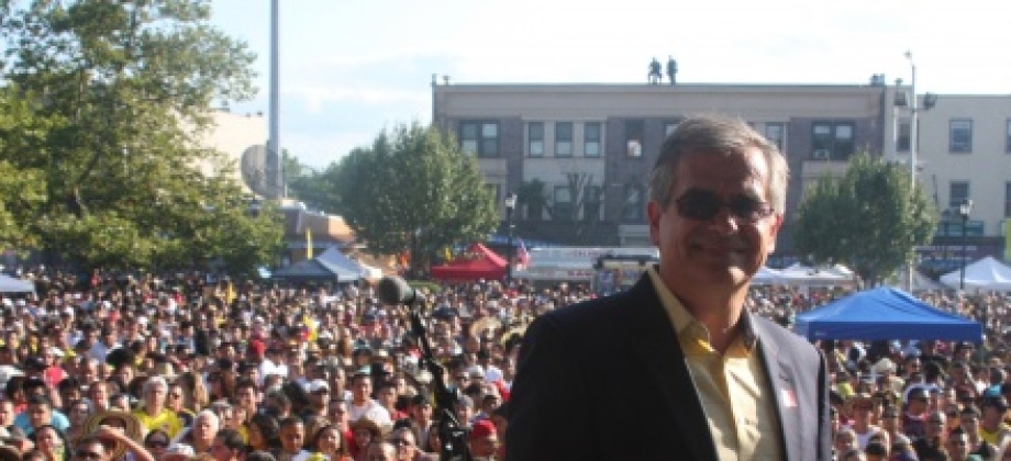 Cónsul General de Colombia en Newark, durante el noveno Festival Colombiano, el cual tuvo lugar el día 22 de Julio en Elizabeth, New Jersey.
