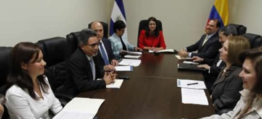 Las relaciones con El Salvador han venido fortaleciéndose en varios temas de la agenda entre los cuales se destaca la relación comercial y de inversiones con la entrada en vigor del Tratado de Libre Comercio con el Triángulo Norte, en el año 2010. Foto: Cancillería de El Salvador.