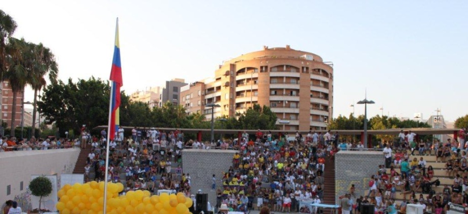 Para celebrar el día de nuestra independencia los cónsules en Sevilla Gabriela Cano Ramírez y Álvaro A. Perdomo González en un maratónico recorrido visitaron y acompañaron a los diferentes colectivos colombianos de las ciudades de Granada,  Almería y Sevilla a las actividades programadas para conmemorar nuestra independencia tales como: festival gastronómico, exposición de artesanías, muestras musicales, danzas y bailes típicos y rifas.