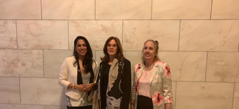 Susana Berenguer, Cónsul General en Nueva York, sostuvo un breve encuentro con Penny Abeywardena, comisionada para Asuntos Internacionales de la Alcaldía de Nueva York