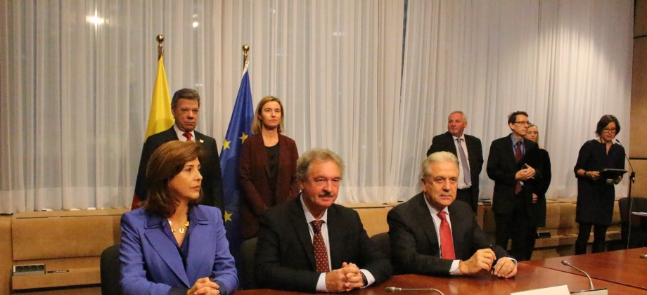 Alta Representante de la Unión Europea, Federica Mogherini, felicitó a la Canciller Holguín por las medidas que se adoptaron para informar a los  colombianos de los requisitos que deberán tener en cuenta para ingresar a los países parte del Acuerdo