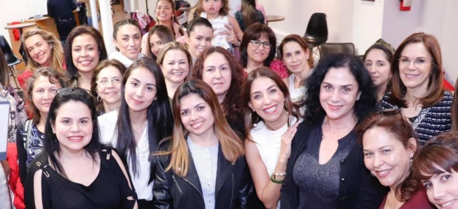 “Me encanta lo que están haciendo”, colombiana asistente al taller sobre Belleza y Moda organizado por el Consulado en Nueva York para conmemorar a la mujer