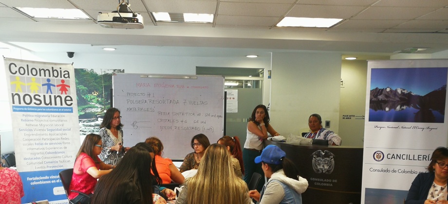 Se realizó la primera sección del Taller de Bisutería ofrecido por el Consulado de Colombia y el Programa Colombia Nos Une a mujeres colombianas 
