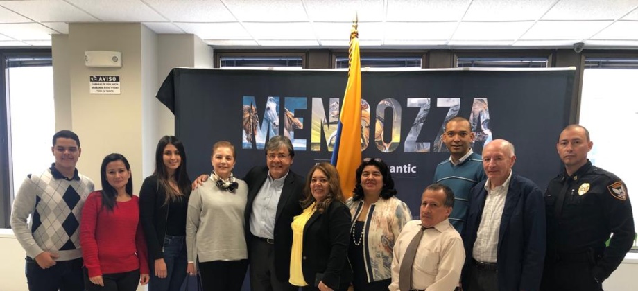 Canciller Carlos Holmes Trujillo saludó a funcionarios y connacionales en su recorrido por las instalaciones del Consulado de Colombia en Newark