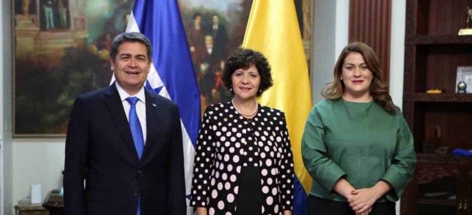 Embajadora Luz Marina Rivera Rojas presentó cartas credenciales ante el Presidente de Honduras, Juan Orlando Hernández