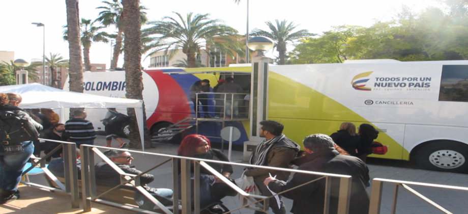 Colombianos de la circunscripción consular fueron atendidos por el consulado móvil en Elche