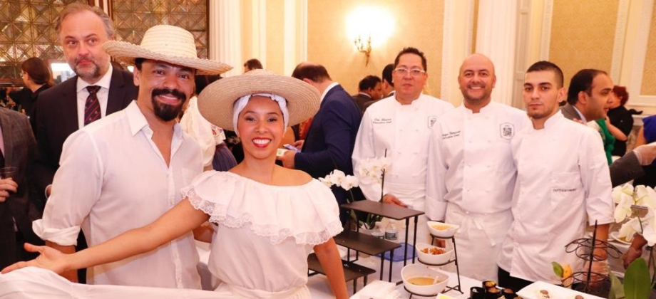 Comunidad consular en Nueva York destacó la presentación musical y gastronómica que lideró el Consulado en el International Food Festival