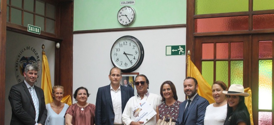 El Cónsul Gandini entregó premio al ganador de un viaje a Colombia y promovió al país como destino turístico