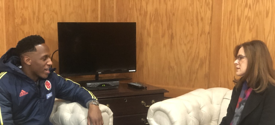 Cónsul Susana Berenguer y el jugador de la Selección Colombia, Yerry Mina, se reunieron en el Consulado