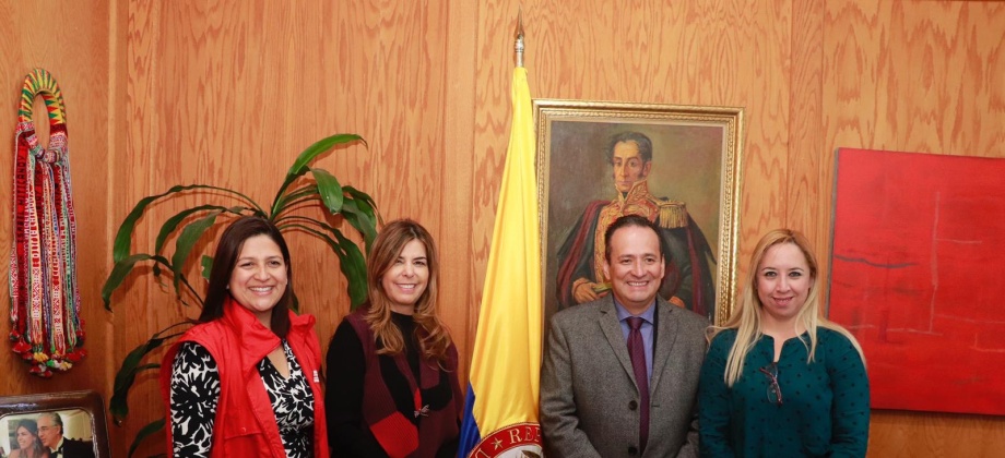 Cónsul en Nueva York, María Isabel Nieto, y el Director de @UnidadVictimas Ramón Rodríguez, coordinan la jornada de atención a los sobrevivientes del conflicto 