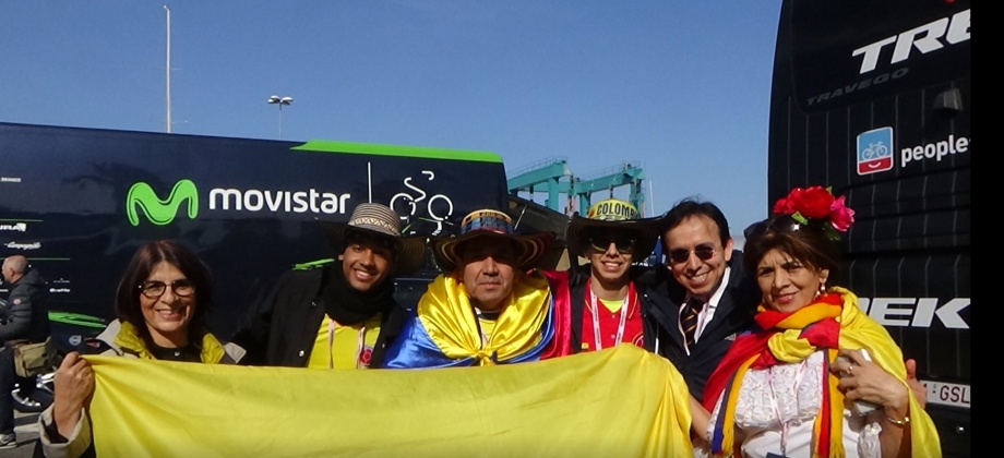 La Cónsul en Roma y algunos connacionales entregaron la bandera de Colombia a Nairo Quintana en la última etapa y premiación 