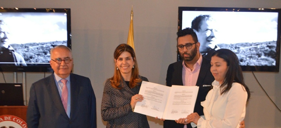 Cónsul María Isabel Nieto oficializó acuerdo que facilitará convalidación de títulos profesionales de colombianos en Nueva York, Estados Unidos