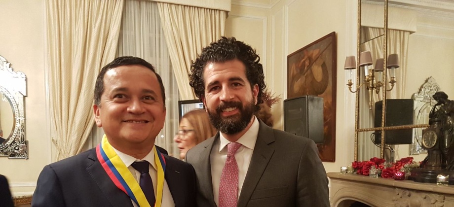 Cónsul de Colombia en Francia acompañó a la Ministra Holguín en la condecoración del cantante colombiano Yuri Buenaventura