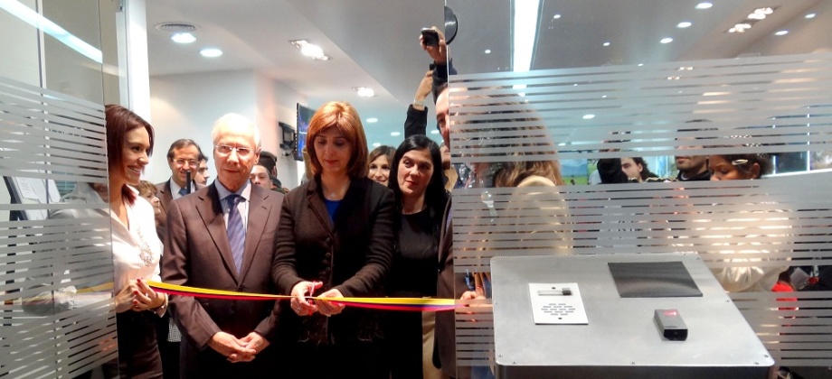 En compañía del Embajador de Colombia en Argentina, Carlos Rodado (izq.) y el Cónsul General en Buenos Aires, Everardo Murillo, la Canciller María Ángela Holguín inauguró la nueva sede del Consulado de Colombia en la capital argentina. Foto: OP Cancillería.