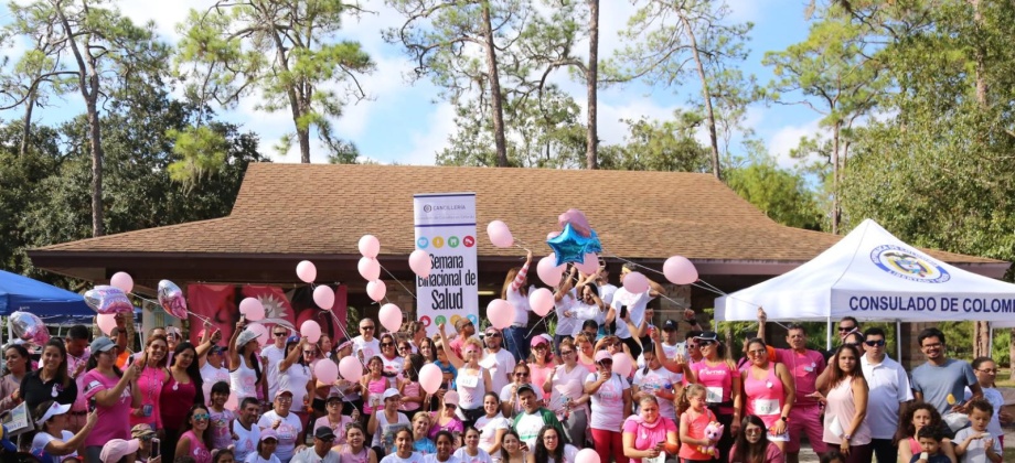 Consulado de Colombia en Orlando realizó una jornada especial de Yoga al Parque, salud mental y emocional