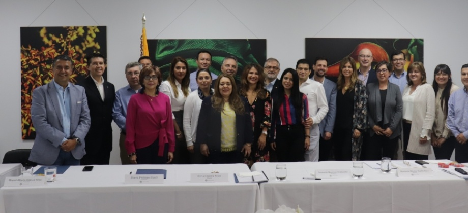 16 Cónsules de Estados Unidos y Canadá comparten experiencias y desafíos de la función consular