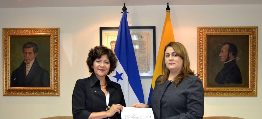 Embajadora de Colombia en Honduras, Marina Rivera Rojas, entregó copias de estilo a la Secretaria de Estado de Relaciones Exteriores y Cooperación Internacional de la República de Honduras