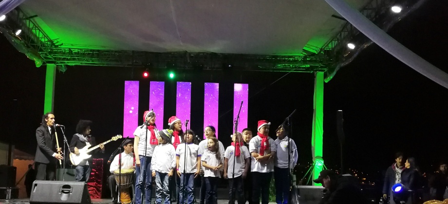El coro infantil del Consulado de Colombia en Quito participó en el encendido de El Panecillo