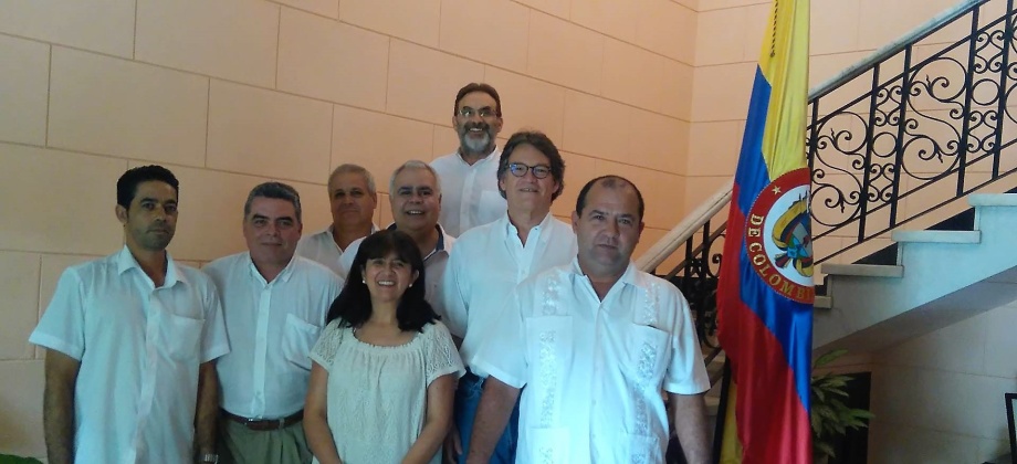 Funcionarios de Embajada y Consulado de Colombia en Cuba se vistieron de blanco para apoyar la campaña 'Unidos contra la corrupción'