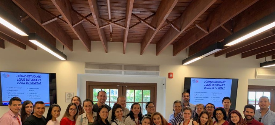 La sede del Consulado de Colombia en Miami se realizó el taller “Valida tu título, ¡Rompe el mito!”