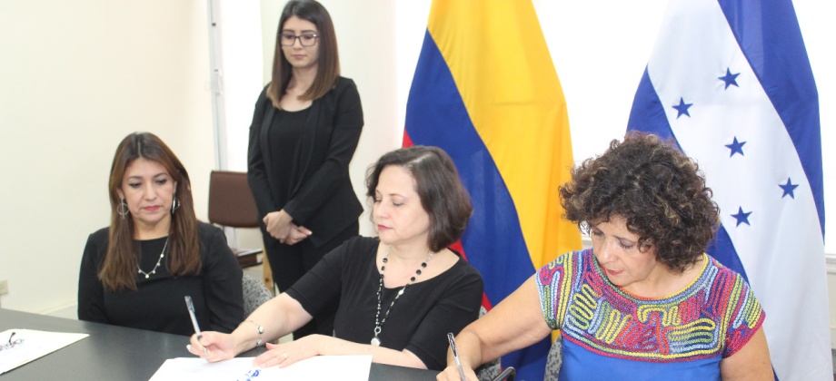 Embajadora Luz Marina Rivera firmó acta de entrega de ayuda para atender emergencia sanitaria por el dengue