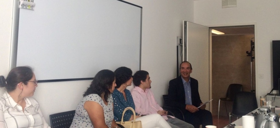 El Embajador Jaramillo y su equipo de trabajo se reunieron con miembros de la comunidad colombiana residente en Suiza