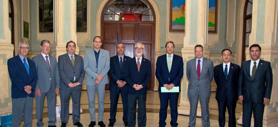 El Cónsul de Colombia, Pierangelo Gandini, participó junto a sus homólogos de Perú, Chile, Serbia, Corea, Islandia, Irlanda, Marruecos, Italia y Cuba en la reunión de trabajo organizada por el Rector de la Universidad de Las Palmas de Gran Canaria (ULPCG), José Regidor, por ser los países con los que más relación ha mantenido durante sus nueve años al frente de la institución universitaria