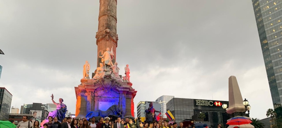 El Ángel de la Independencia en la Ciudad de México fue iluminado con los colores de la bandera tricolor