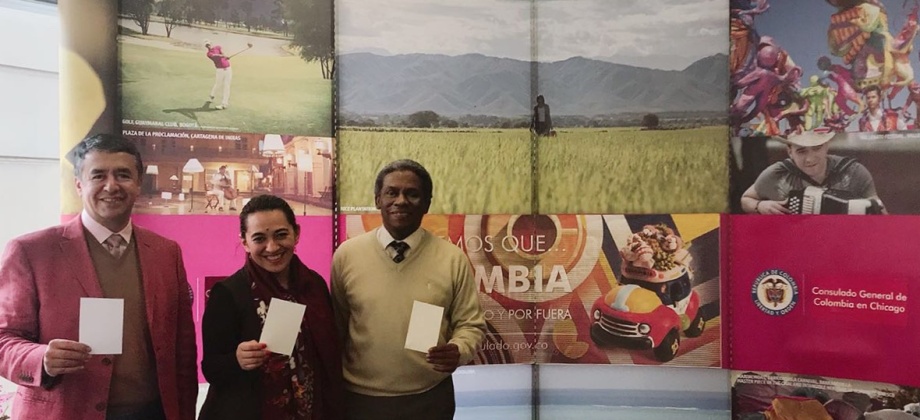 Consulado General de Colombia en Chicago se unió a la campaña de la tarjeta blanca (White Card)