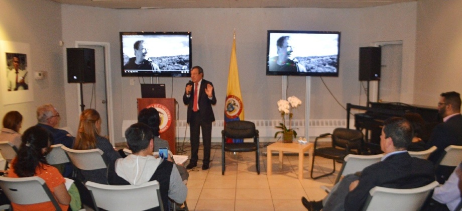 El destacado marroquinero Mario Hernández participó en el foro ‘Emprendimiento e innovación, un reto para el futuro de estudiantes y profesionales’ que se llevó a cabo en el Consulado 