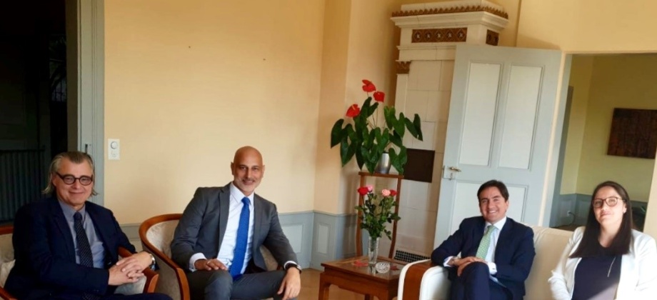 Se publicó la nota: El Encargado de Negocios a.i. junto a la Encargada de Funciones Consulares de la Embajada de Colombia en Suiza sostuvieron un encuentro con el Jefe de la Sección de América, Europa, CEI y Lejano Oriente de la Secretaría de Migración