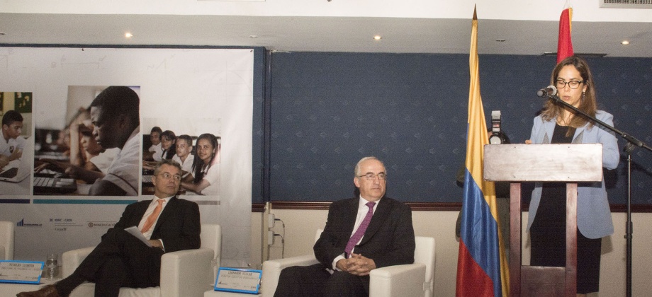Embajador de Colombia en Canadá participa en seminario sobre uso de TIC en el aula de clase organizado por el Ministerio de Educación, Fedesarrollo y el IDRC canadiense