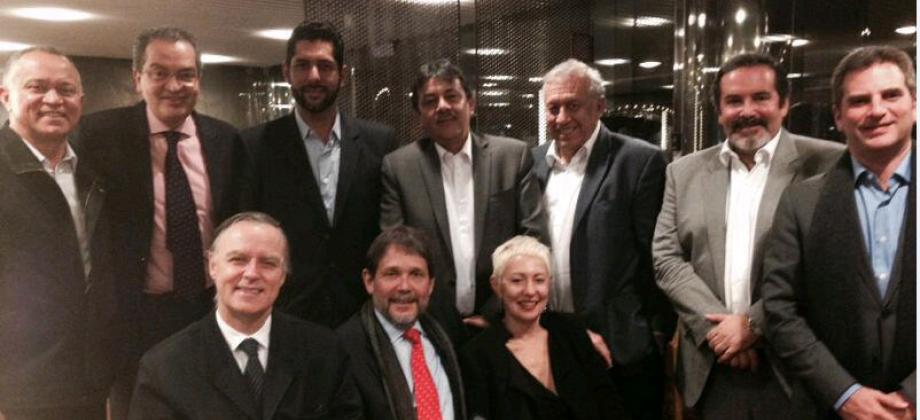 Debajo de izquierda a derecha: Calos Lozada, titular del departamento de Política de Empresa de ESADE; Ellis J. Juan,  Coordinador General de Iniciativas de Ciudades Emergentes y Sostenibles en el BID; Ana Ayuso, Directora CIDOB. Arriba de izquierda a derecha: Freddy Miguel Socarraz, Alcalde de Valledupar; Fernando Carrillo Flórez., Embajador de Colombia en España; Dionisio Vélez, Alcalde de Cartagena; Harold Guerrero López, Alcalde de Pasto; Luis Fernando Arboleda, Director de Findeter; Carlos Manuel Pulid