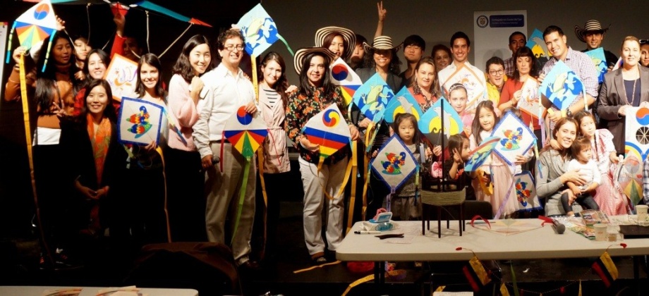 Embajada de Colombia en Corea concluye con éxito taller de cometas en Seoul Global Culture and Tourism Center