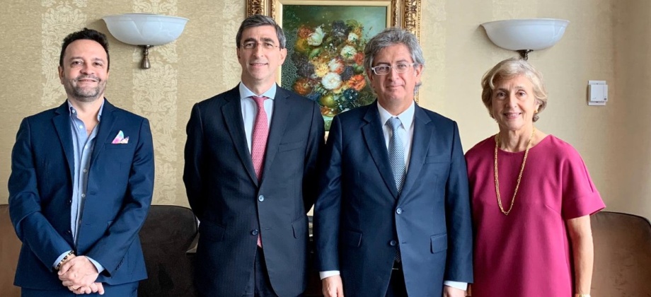  Embajador Manuel Solano se reunió en Singapur con el Presidente de la Bolsa de Valores de Colombia