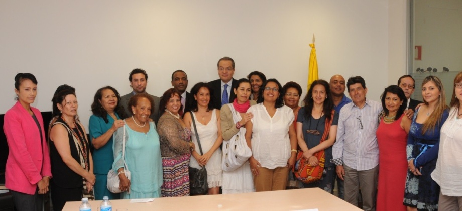 Embajador de Colombia en España visita a las asociaciones en Barcelona